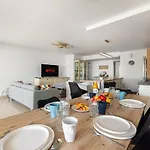 Reine Astrid Palm Beach Suite