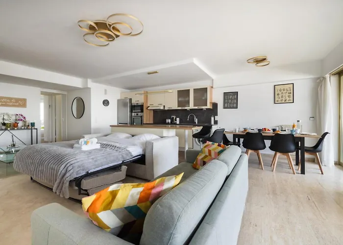 Reine Astrid Palm Beach Suite